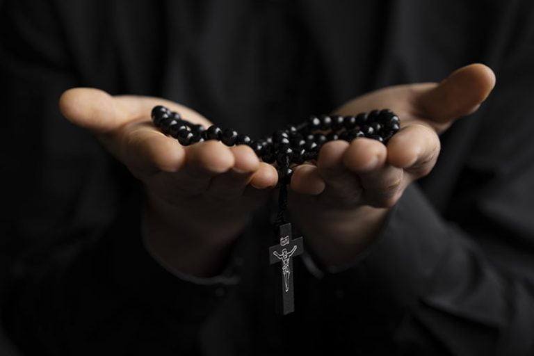 Lee más sobre el artículo ¿Cómo se reza el rosario?