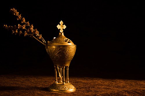 Lee más sobre el artículo Los incensarios y su uso en actos religiosos